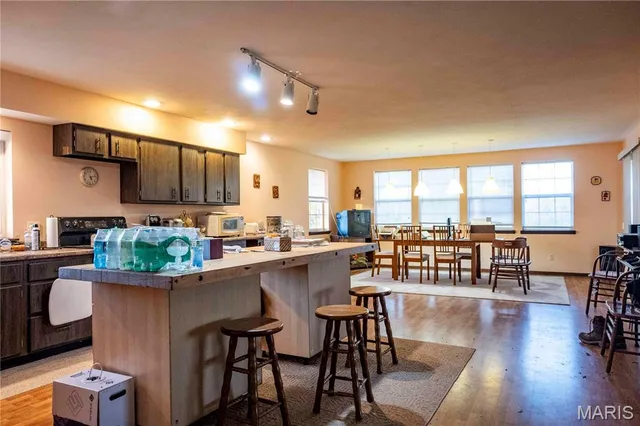 $1 | 27628 Hwy H, Eolia, MO 63344