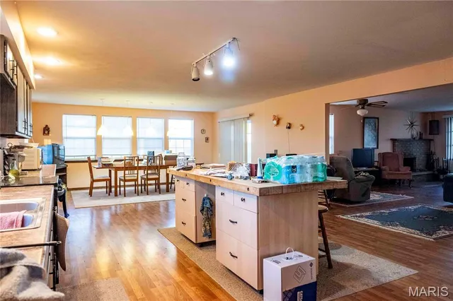 $1 | 27628 Hwy H, Eolia, MO 63344