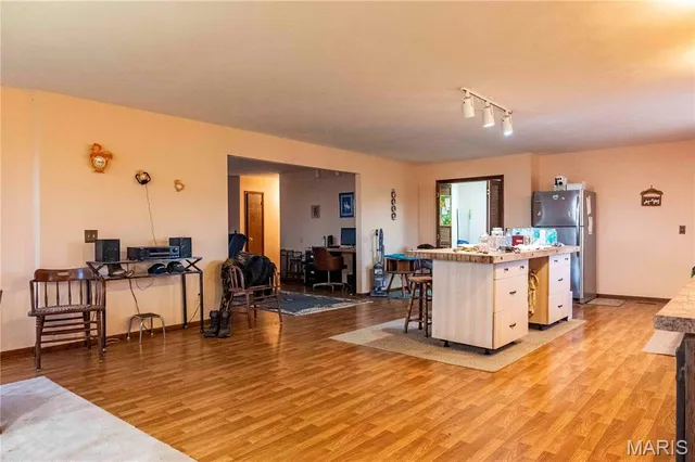 $1 | 27628 Hwy H, Eolia, MO 63344