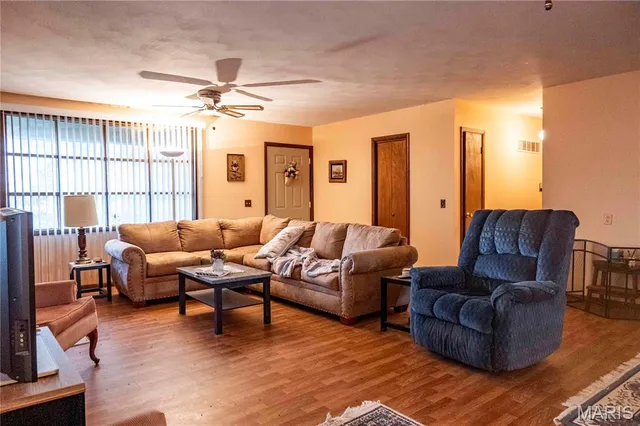 $1 | 27628 Hwy H, Eolia, MO 63344