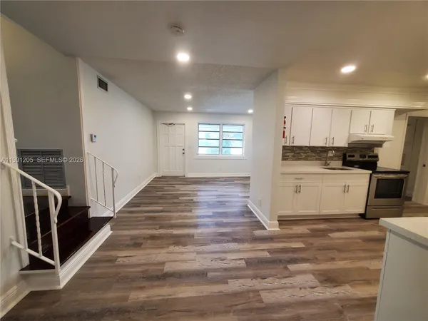 $870 | 126 Northwest 8th Avenue, Unit 1, Hallandale Beach, FL 33009