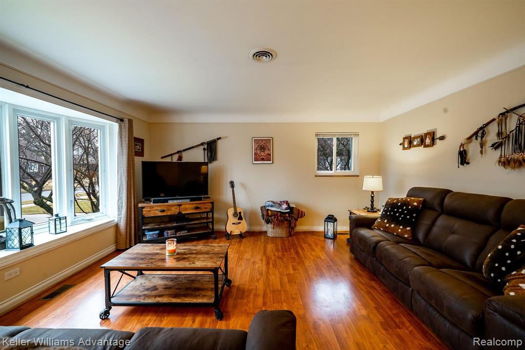 945 Barrington Road Grosse Pointe Park, MI 48230 - Photo 8 of 41