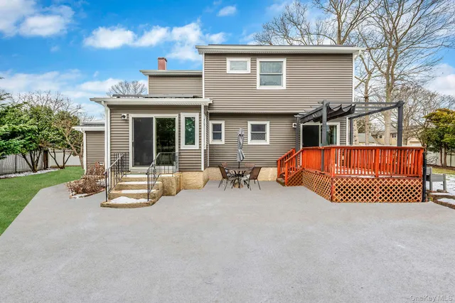 a view of a house with backyard and porch