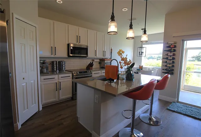 $1,995 | 3806 Parkridge Circle, Unit 21105, Sarasota, FL 34243