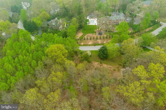 a view of a small yard