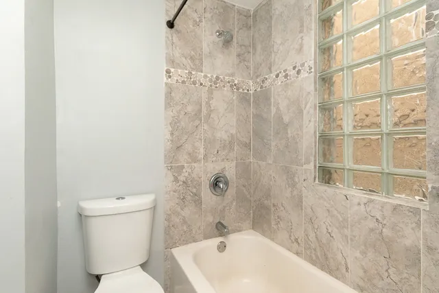 $1,850 | 2968 North Ridgeway Avenue, Unit 1R, Chicago, IL 60618