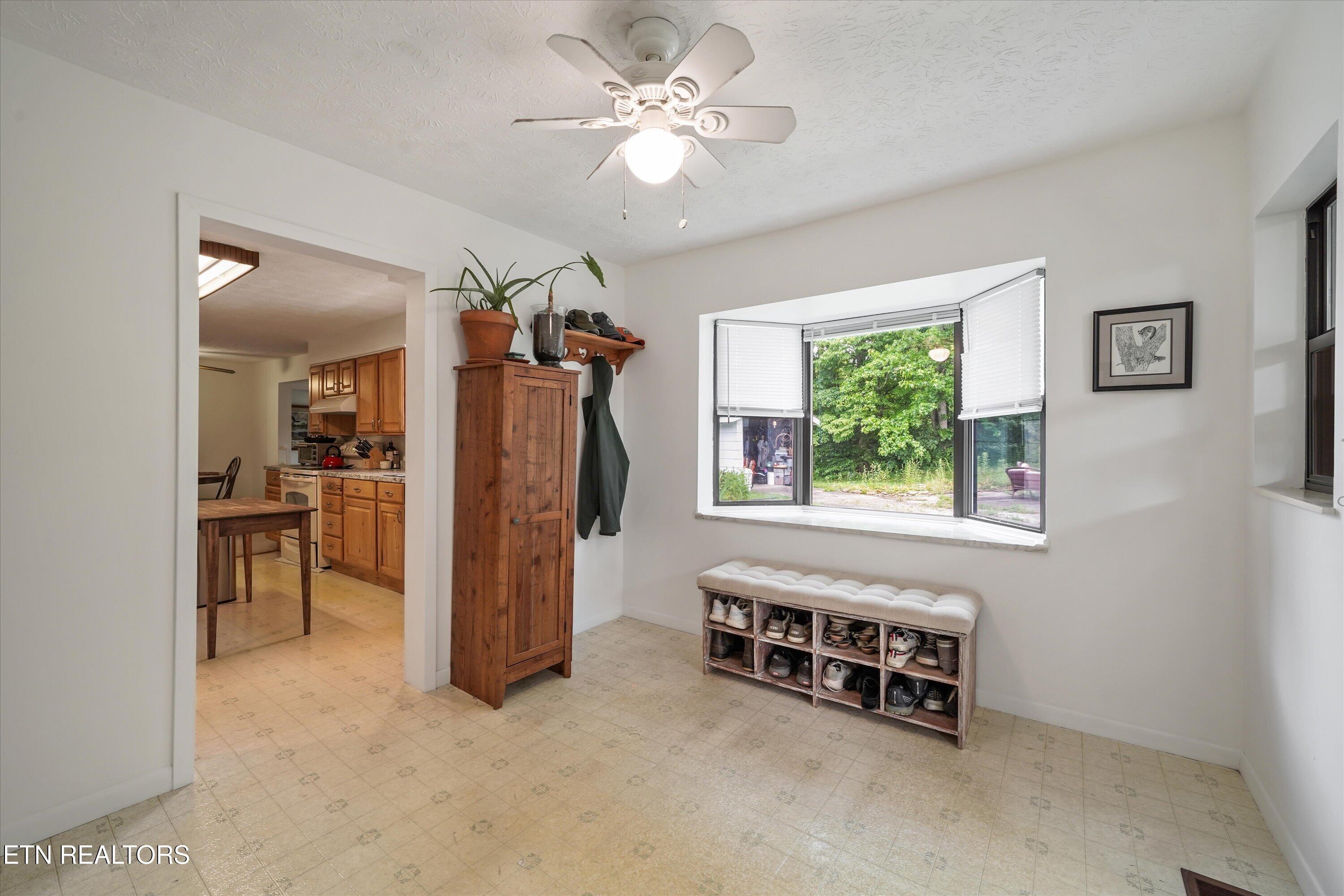 127 Mountain Road Oliver Springs, TN 37840 - Photo 22 of 36 Foyer