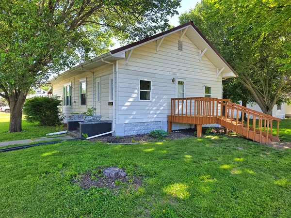 $93,500 | 203 Fair Avenue, Flora, IL 62839