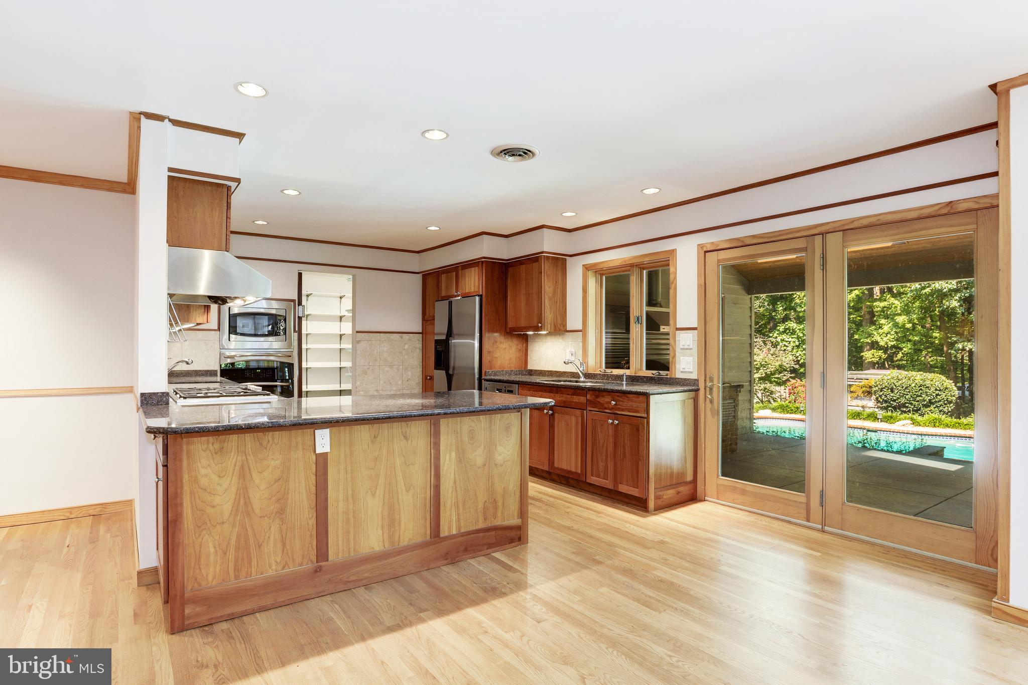 11220 Popes Head Road Fairfax, VA 22030 - Photo 12 of 49 Kitchen w/ Recessed Lighting & Breakfast Bar