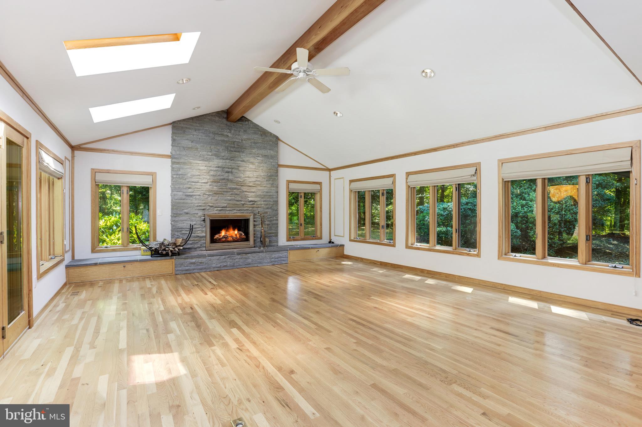 11220 Popes Head Road Fairfax, VA 22030 - Photo 10 of 49 Windows Line Both Walls