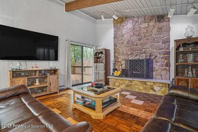 $374,900 | 1045 Mountain Top Drive, Lake Ariel, PA 18436