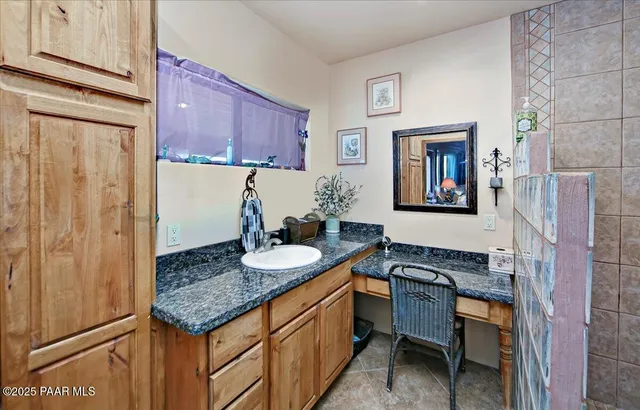 a view of a yard with an tree