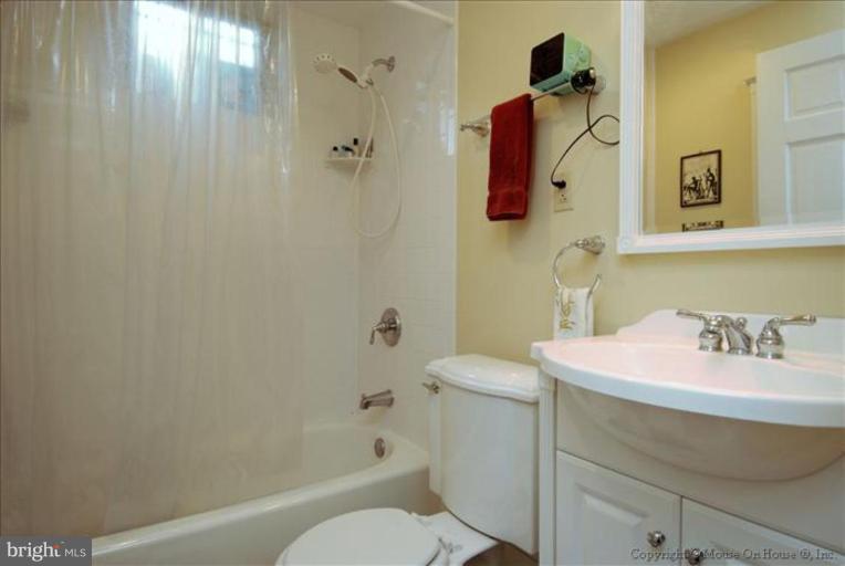 313 East Capitol Street Southeast Washington, DC 20003 - Photo 2 of 24 Apartment Bath