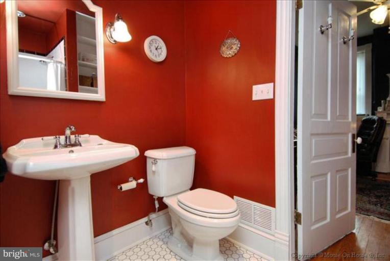 313 East Capitol Street Southeast Washington, DC 20003 - Photo 21 of 24 Upper Level II bathroom