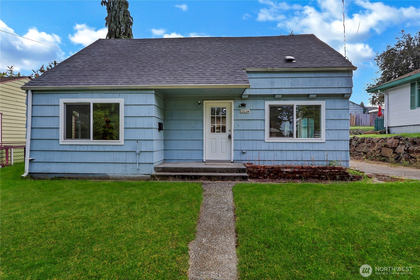 12034 68th Avenue South Seattle, WA 98178 - Photo 2 of 22