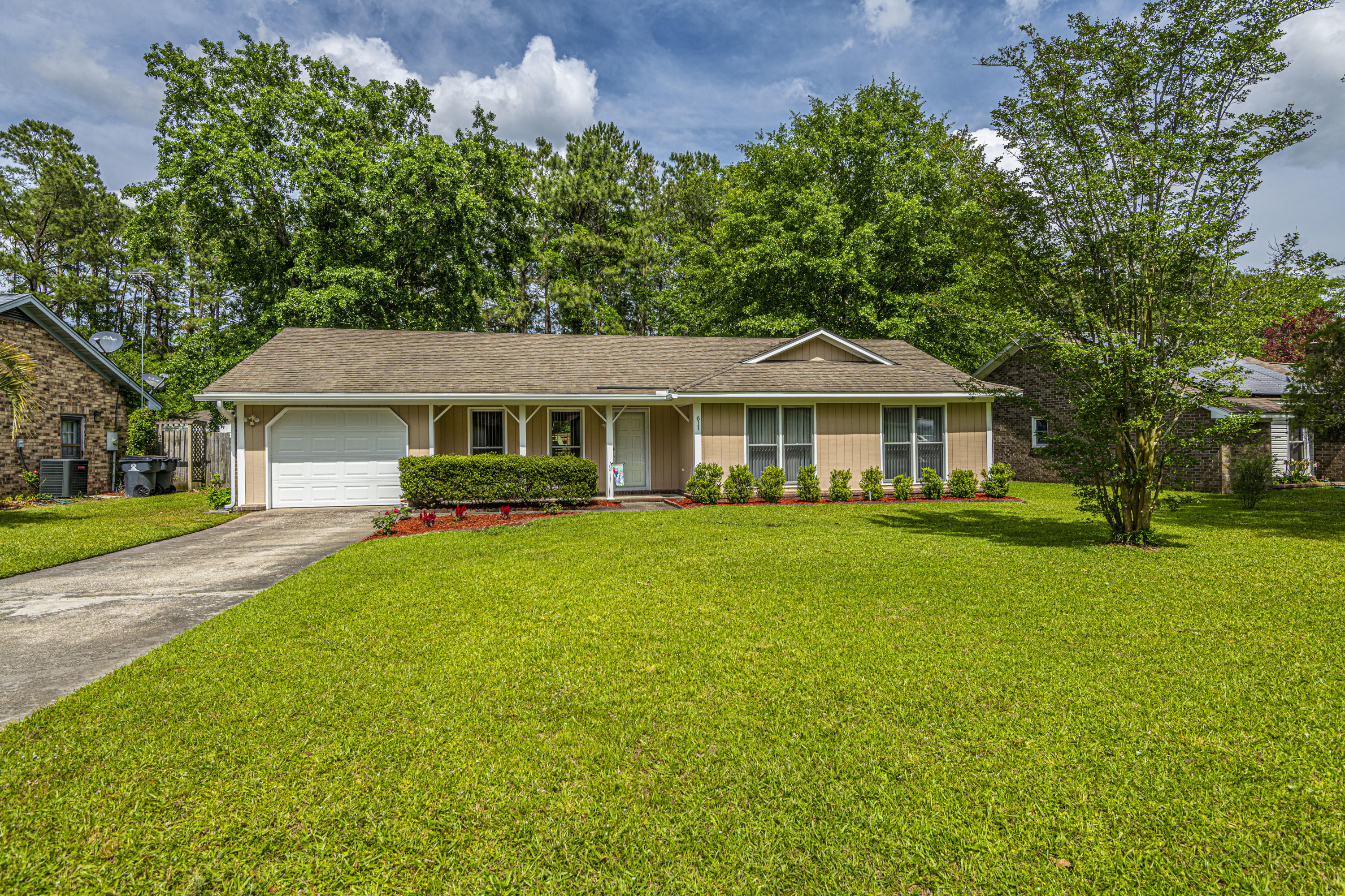 611 Longleaf Road Summerville, SC 29486 - Photo 1 of 17 DSC_6657