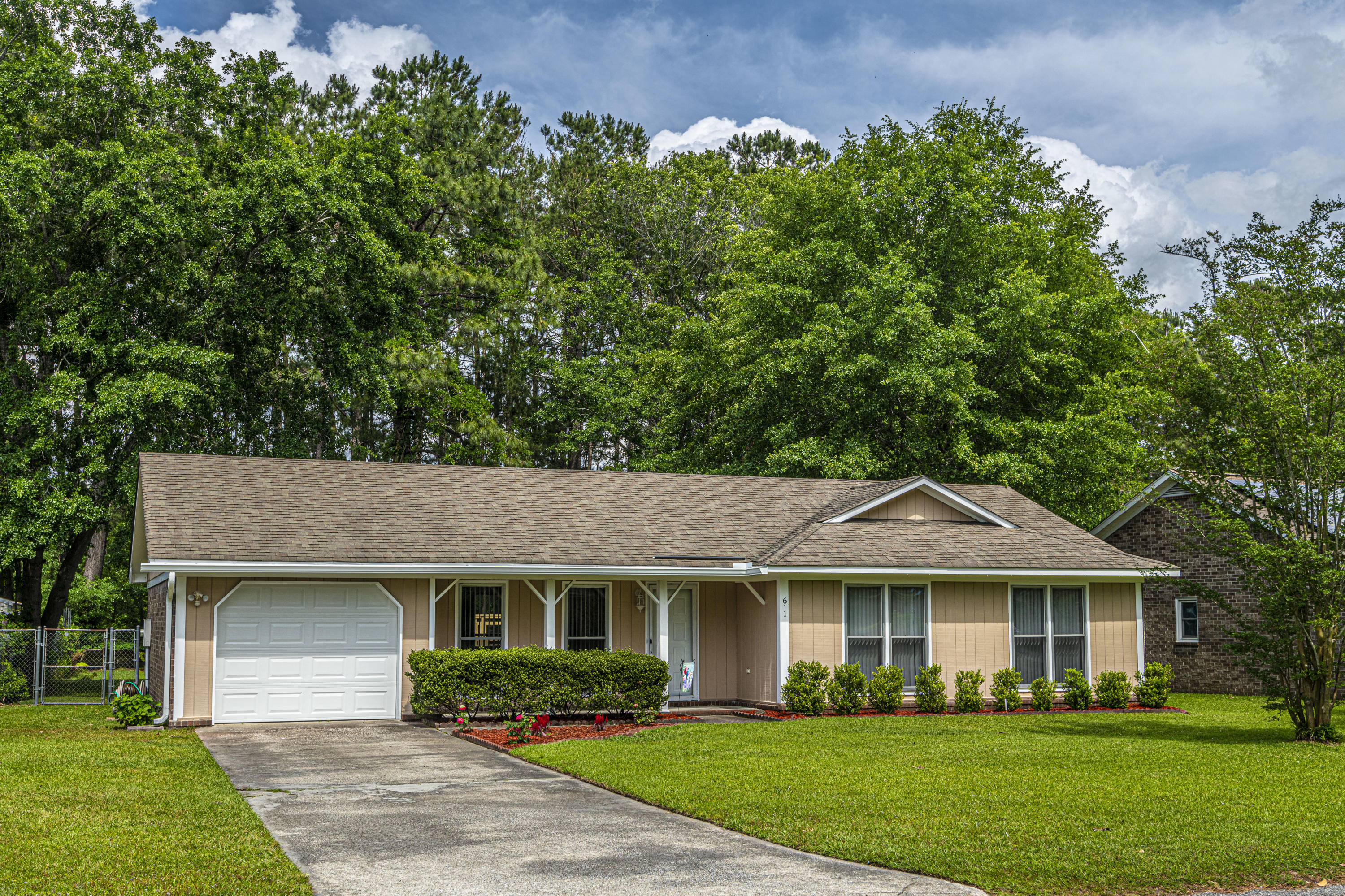 611 Longleaf Road Summerville, SC 29486 - Photo 2 of 17 DSC_6664