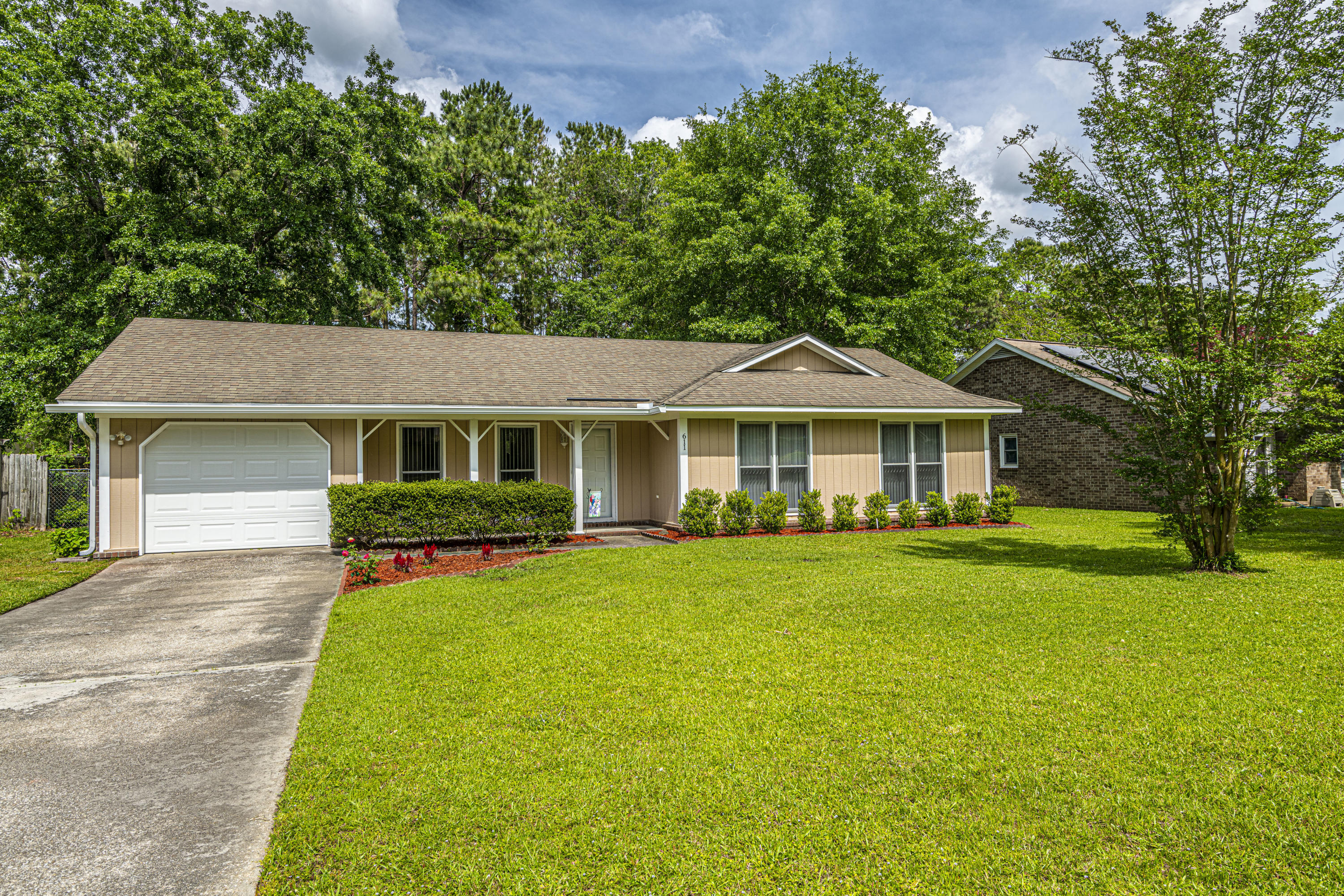 611 Longleaf Road Summerville, SC 29486 - Photo 3 of 17 DSC_6649