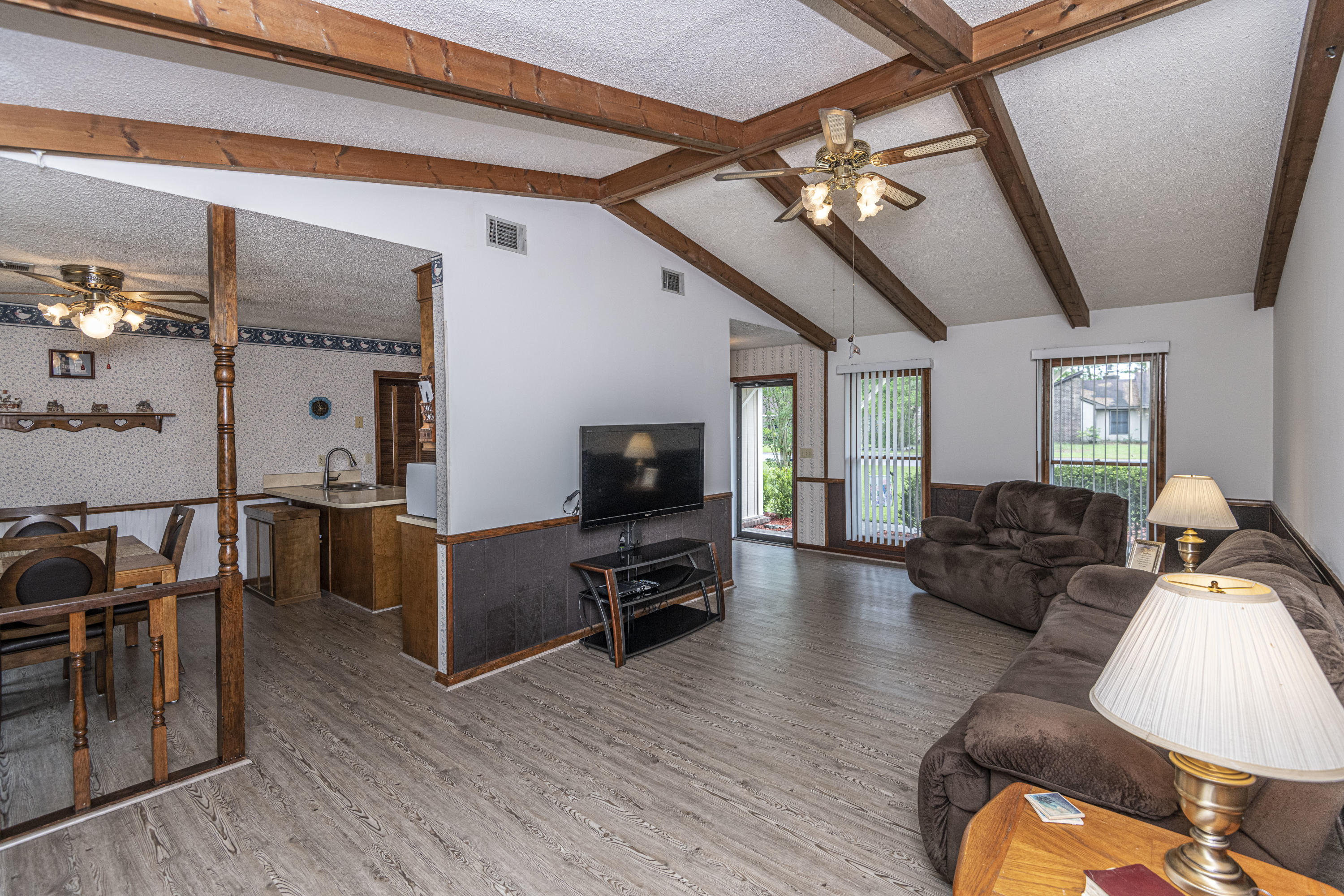 611 Longleaf Road Summerville, SC 29486 - Photo 4 of 17 DSC_6597