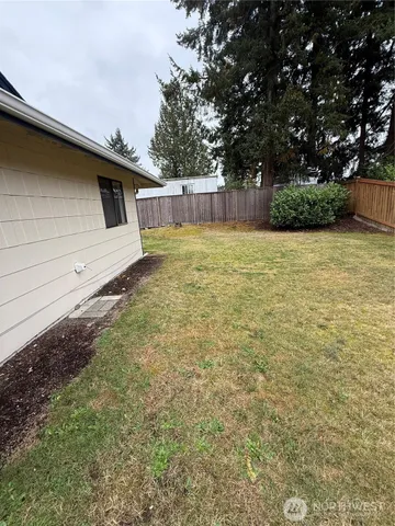 a view of a back yard