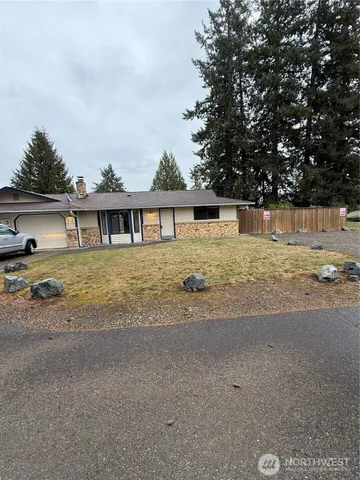 a view of a house with a yard