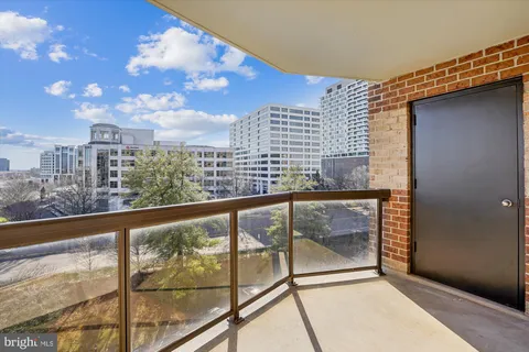 $450,000 | 8340 Greensboro Drive, Unit 618, McLean, VA 22102