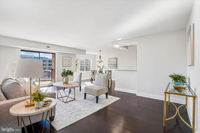 $450,000 | 8340 Greensboro Drive, Unit 618, McLean, VA 22102