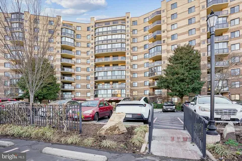 $450,000 | 8340 Greensboro Drive, Unit 618, McLean, VA 22102
