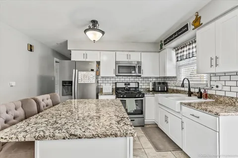 $349,900 | 8836 West 93rd Place, Hickory Hills, IL 60457