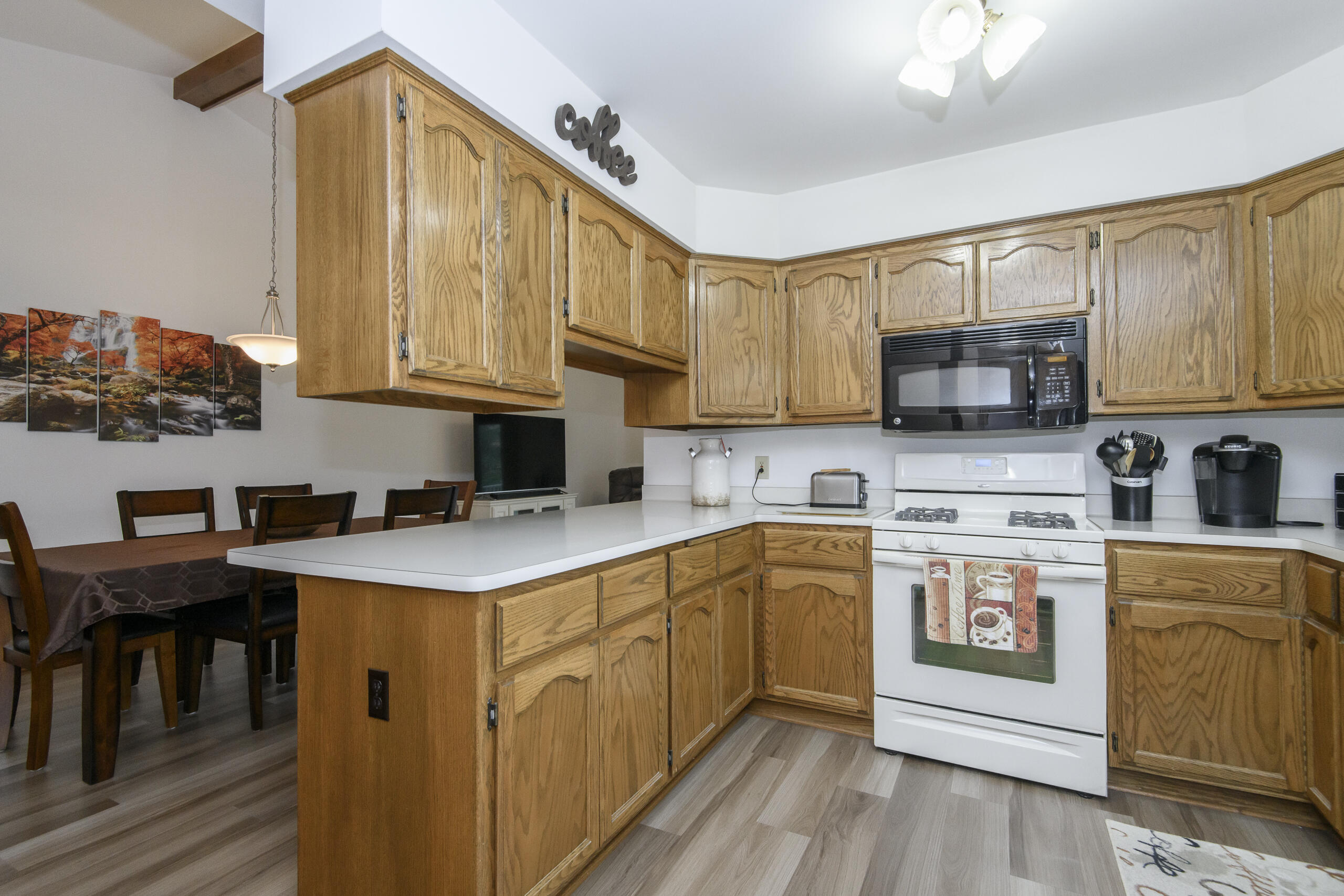 W178N9858 Riversbend Circle East, Unit D95 Germantown, WI 53022 - Photo 5 of 27 With a gas stove/hook up!