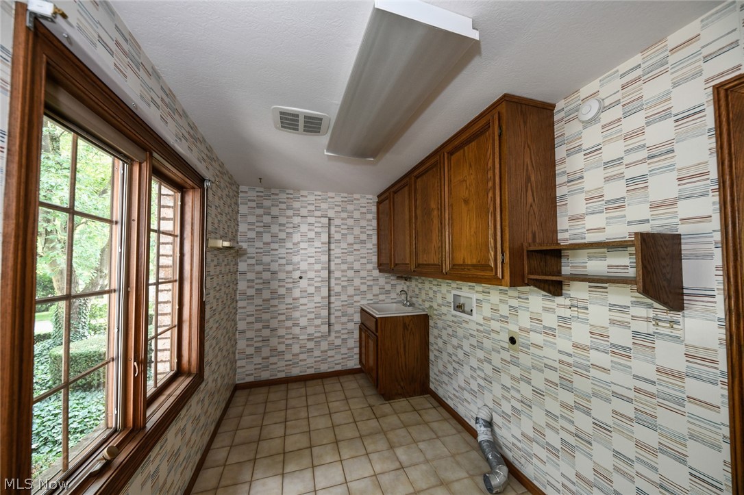 1084 Rambling Way Akron, OH 44333 - Photo 18 of 33