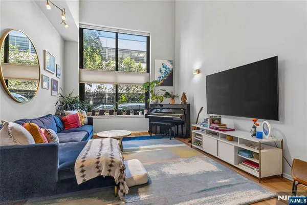 $4,900 | 518 Gregory Avenue, Unit A221, Weehawken, NJ 07086