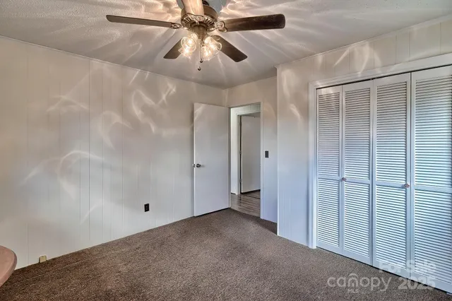 en empty room with fan