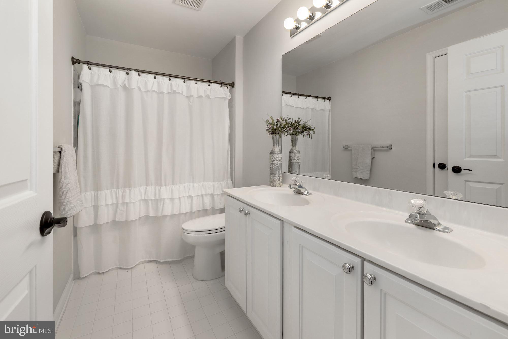 14405 Autumn Crest Road Boyds, MD 20841 - Photo 18 of 27 Upper Level Hall Bathroom with Shower/Tub