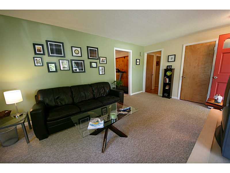 20 Normandy Road South Kingstown, RI 02879 - Photo 12 of 18 Living Room.