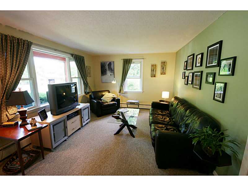 20 Normandy Road South Kingstown, RI 02879 - Photo 10 of 18 Living Room.