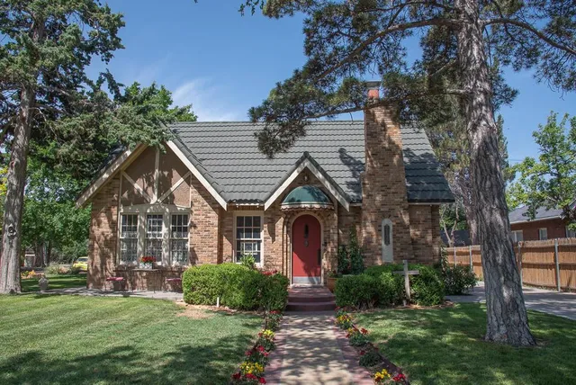 a view of a house with a yard