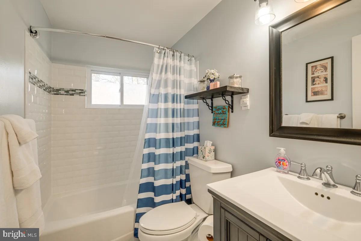 37 South Hudson Street Alexandria, VA 22304 - Photo 11 of 20 Bathroom on bedroom level