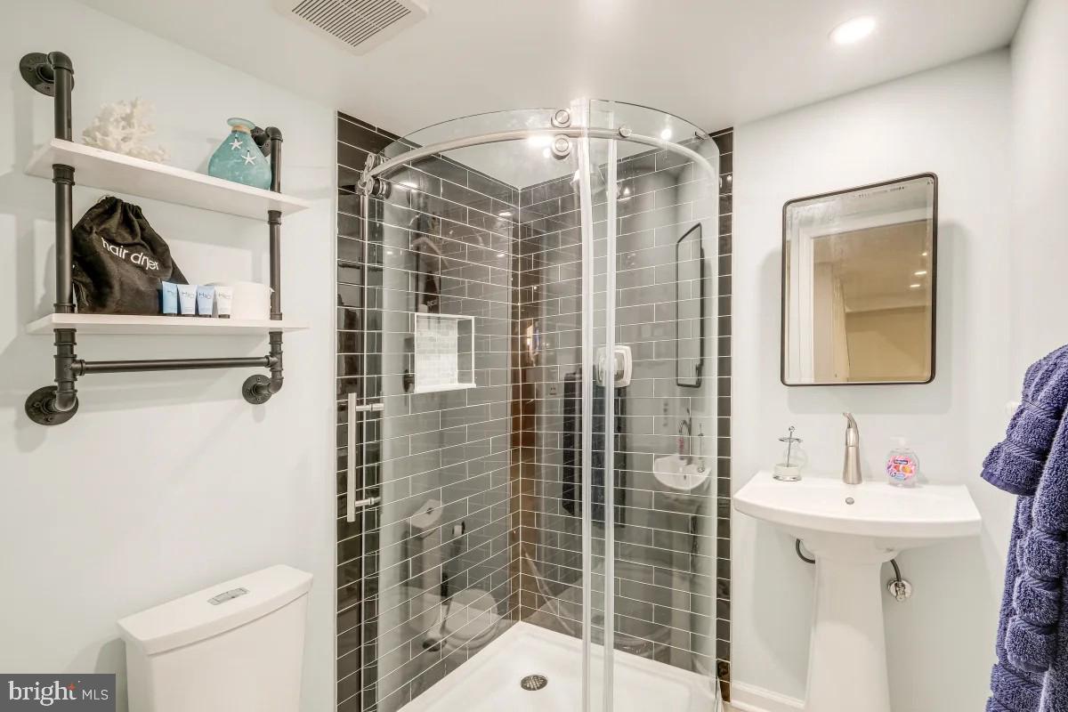 37 South Hudson Street Alexandria, VA 22304 - Photo 17 of 20 Basement bathroom