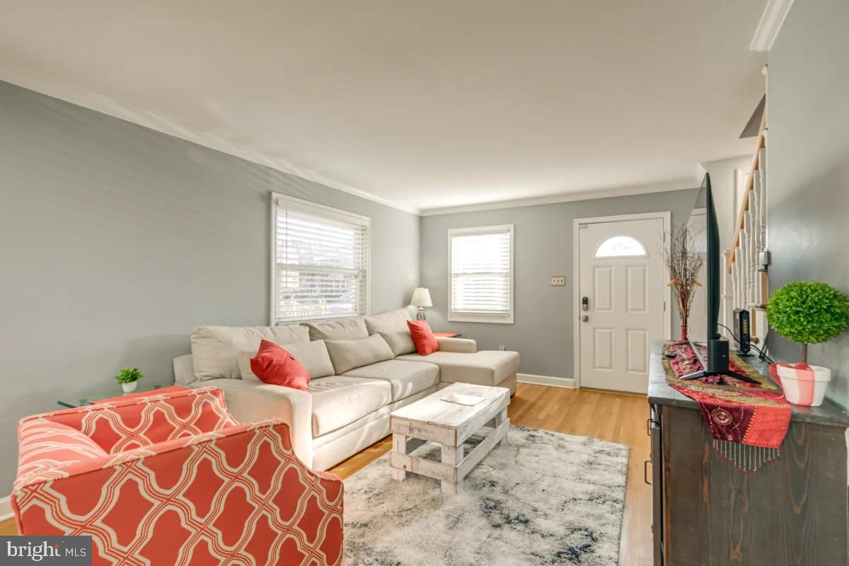 37 South Hudson Street Alexandria, VA 22304 - Photo 7 of 20 Livingroom