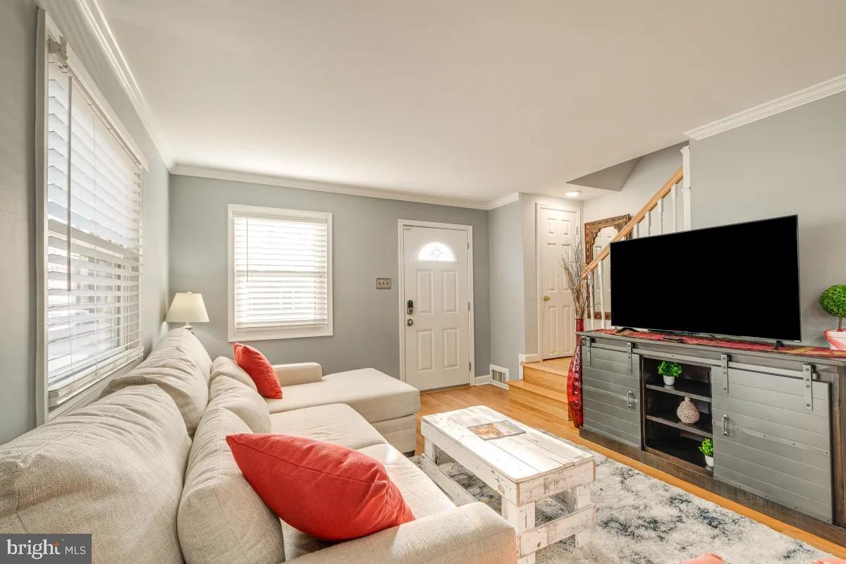 37 South Hudson Street Alexandria, VA 22304 - Photo 8 of 20 Livingroom