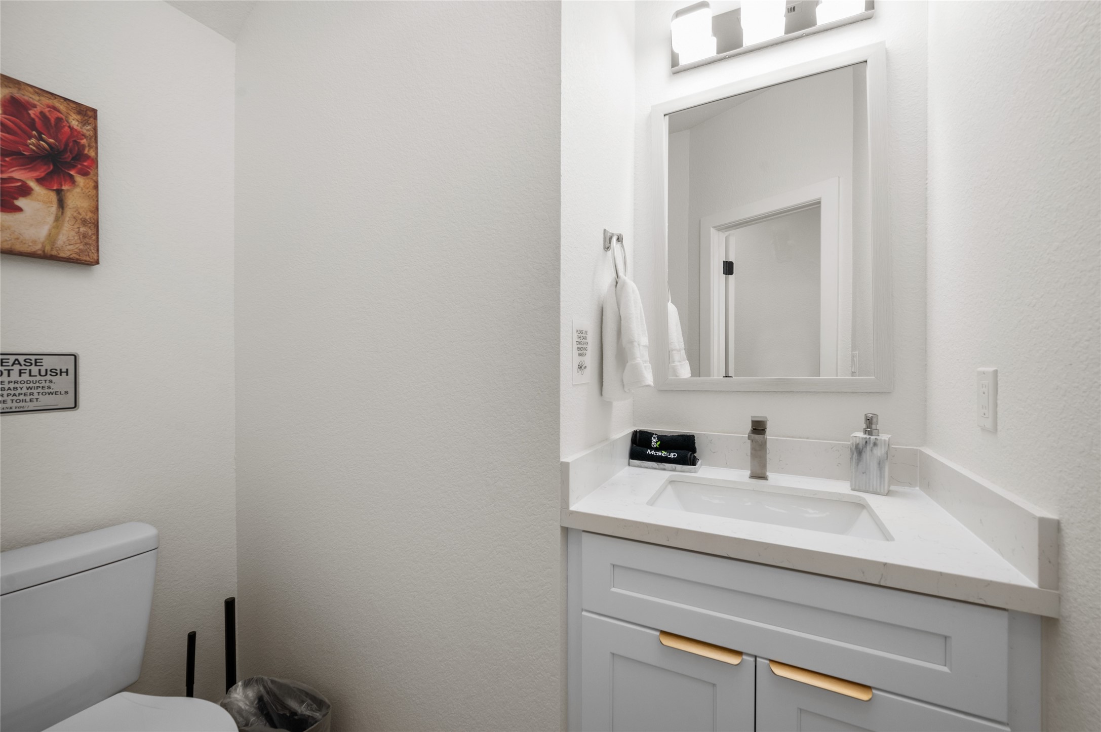 7089 Tierwester Street Houston, TX 77021 - Photo 18 of 35 a bathroom with a sink a toilet and a mirror