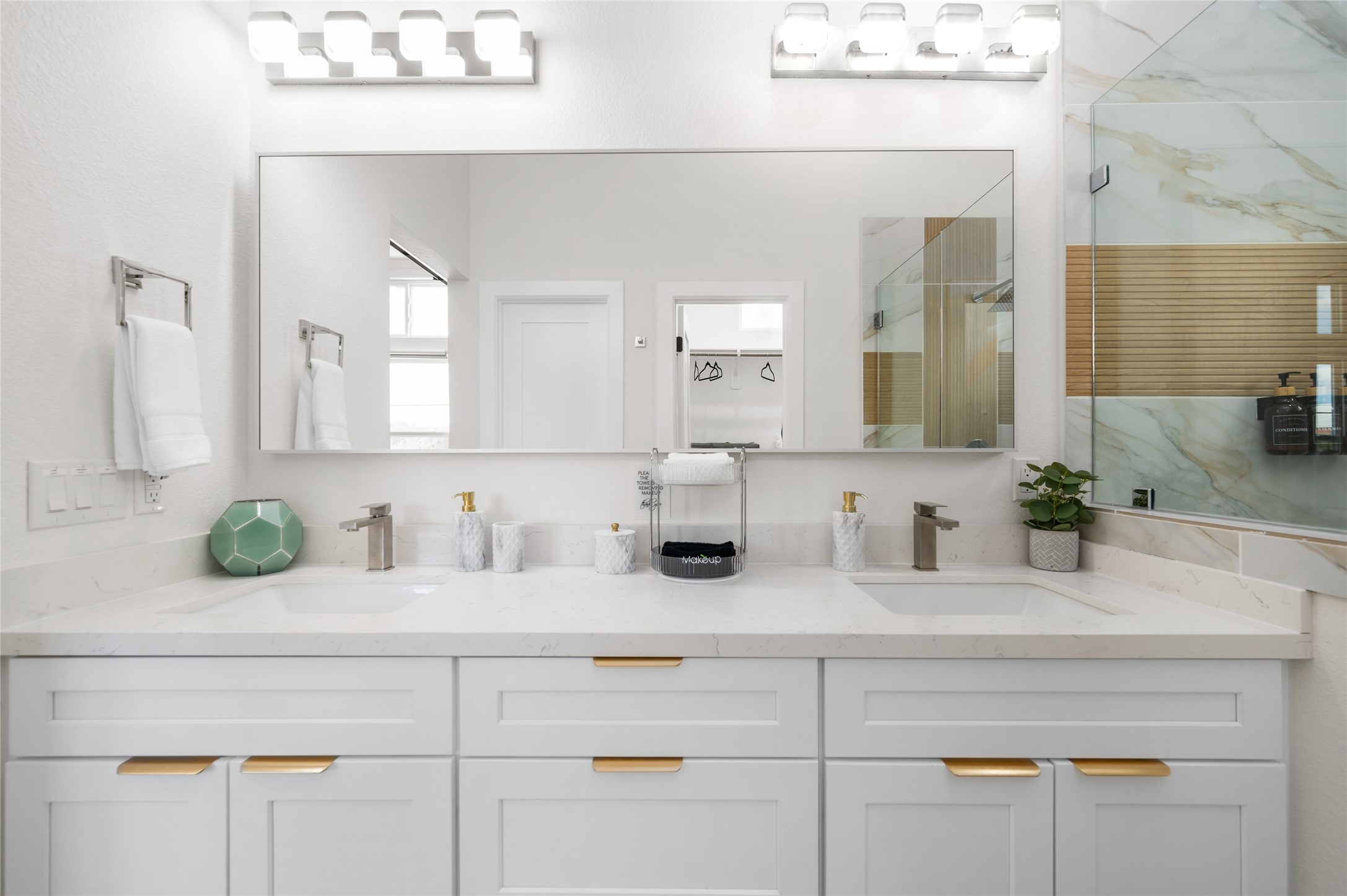 7089 Tierwester Street Houston, TX 77021 - Photo 23 of 35 a bathroom with a sink and a mirror