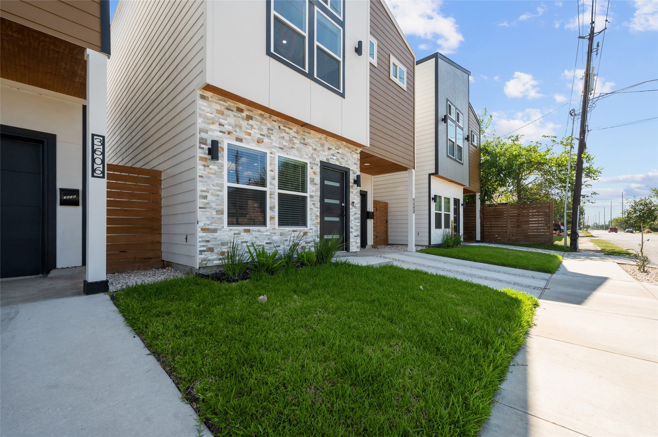 7089 Tierwester Street Houston, TX 77021 - Photo 6 of 35 a view of a house with a yard