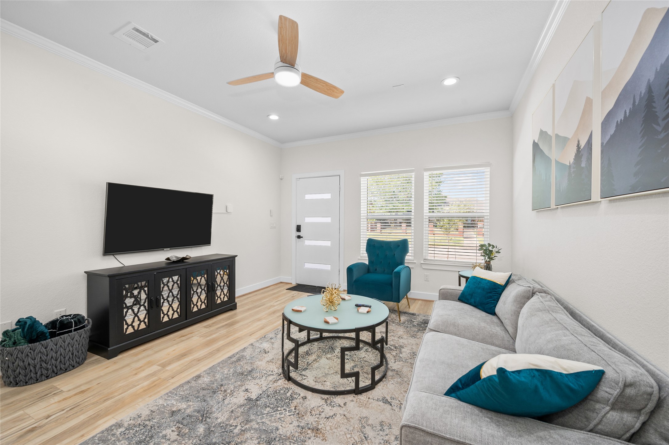 7089 Tierwester Street Houston, TX 77021 - Photo 10 of 35 a living room with furniture and a flat screen tv