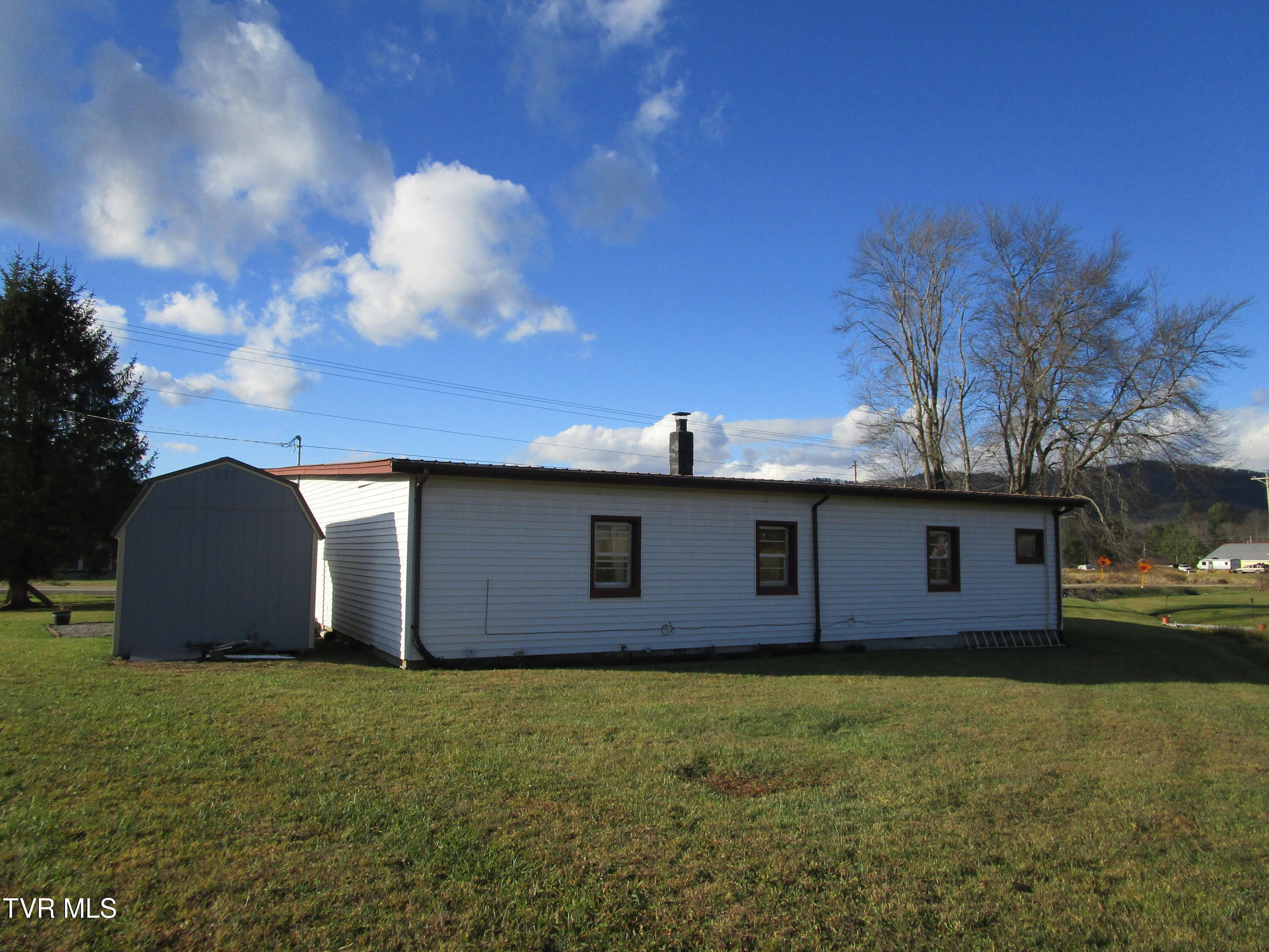 225 Highway 91 Shady Valley, TN 37688 - Photo 3 of 52 IMG_6834