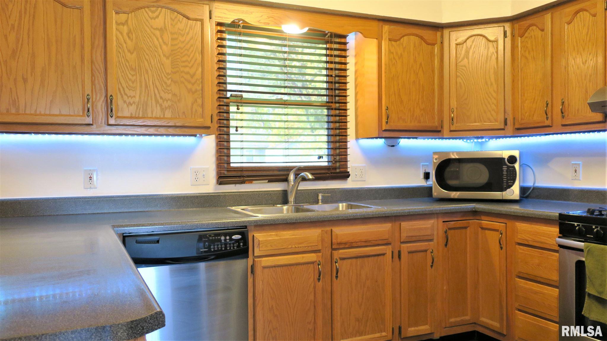 1805 Scarbrough Road Springfield, IL 62702 - Photo 8 of 36