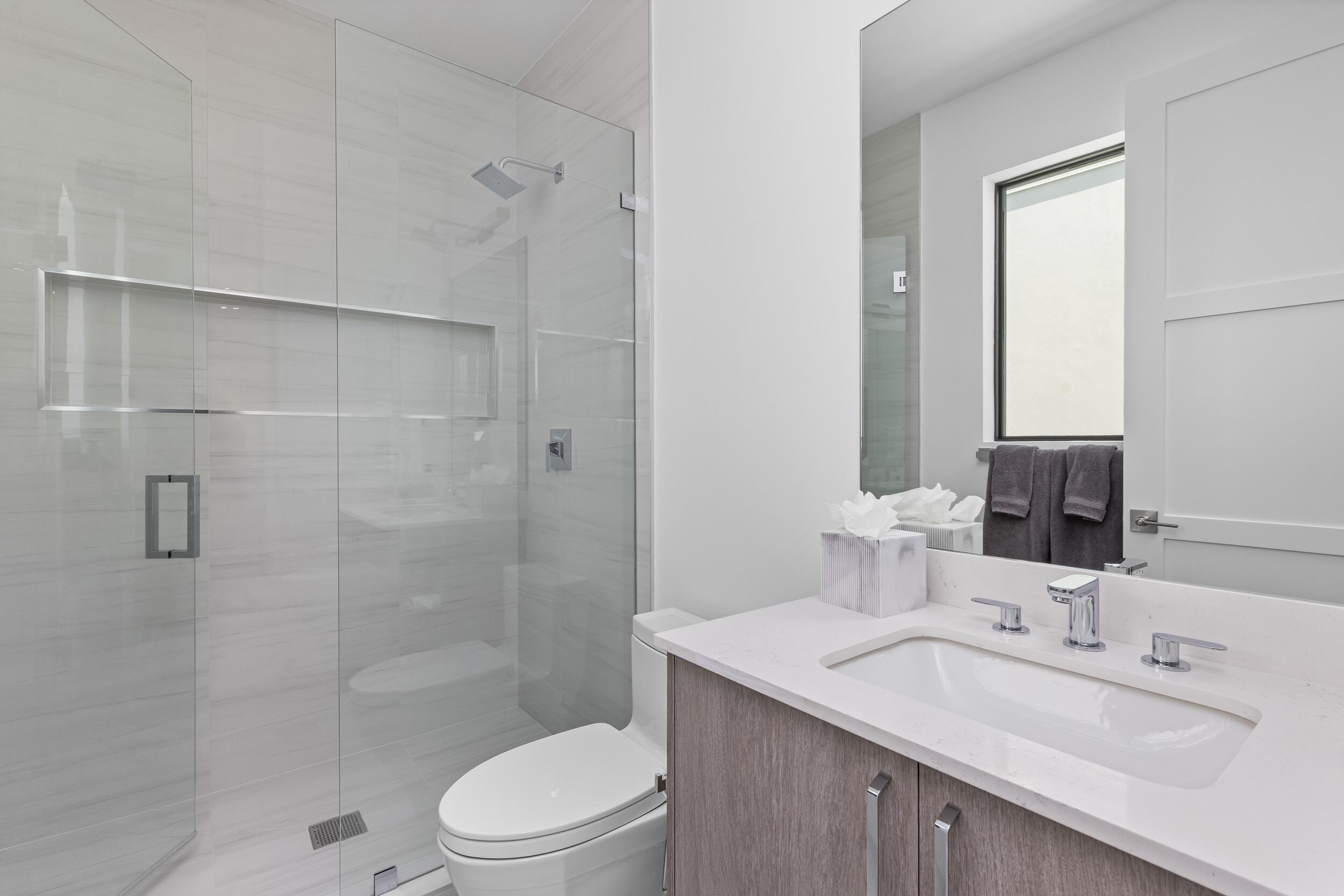698 Jeffery Street Boca Raton, FL 33487 - Photo 33 of 47 Guest bathroom