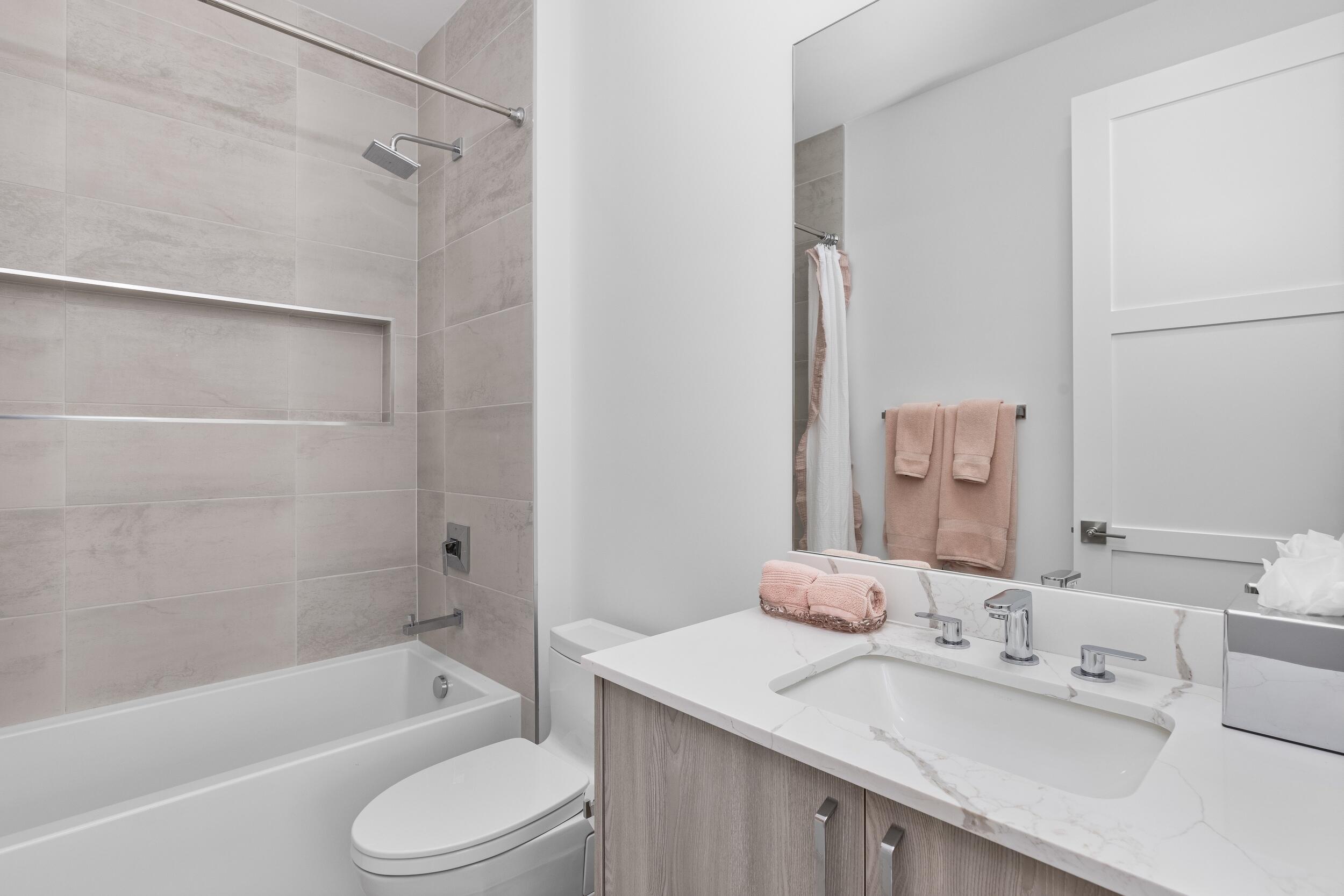 698 Jeffery Street Boca Raton, FL 33487 - Photo 36 of 47 Guest bathroom