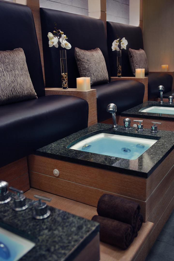 401 North Wabash Avenue, Unit 1842 Chicago, IL 60611 - Photo 18 of 21 a living room with furniture rug and lamp